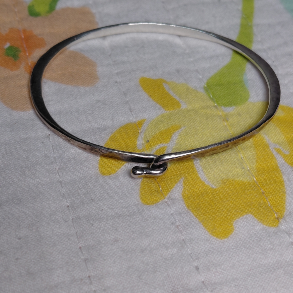 James Avery Hammered Hook-On Charm Bracelet Bangle .